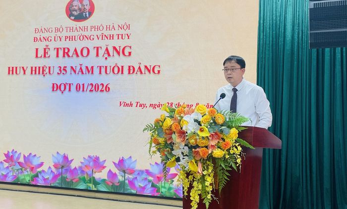 Đồng chí Nguyễn Quang Trung, Bí thư Đảng ủy, Chủ tịch HĐND phường Vĩnh Tuy phát biểu tại buổi lễ. Ảnh: Việt Thắng