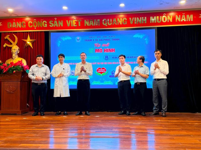 Các đại biểu dự lễ ra mắt mô hình chăm sóc sức khỏe cộng đồng tại Phúc Thịnh. Ảnh: Thanh Hà