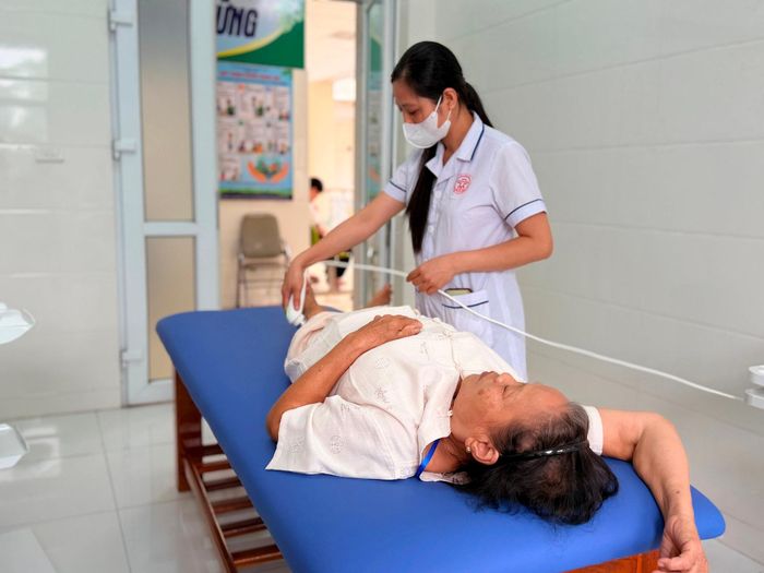 Người dân được khám sức khỏe tại Trạm Y tế xã. Ảnh: Thanh Hà