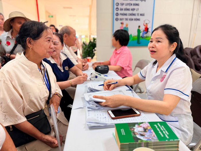 Người cao tuổi được Trạm Y tế xã tư vấn chăm sóc sức khoẻ. Ảnh: Thanh Hà