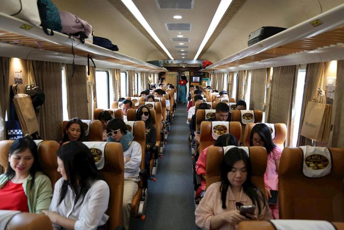 Những hành khách đầu tiên trên đoàn tàu di sản. Ảnh: VNR