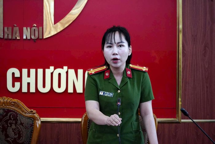 Trung tá Vũ Hồng Linh, Phó Trưởng phòng PC07, Công an Hà Nội đánh giá về công tác phòng cháy, chữa cháy tại Chương Mỹ sau các vụ cháy. Ảnh: Huệ Chi