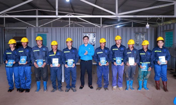 Dịp này, LĐLĐ thành phố Hà Nội trao quà động viên tập thể công nhân và 30 công nhân lao động, mỗi suất trị giá 1 triệu đồng tiền mặt. Ảnh: PV