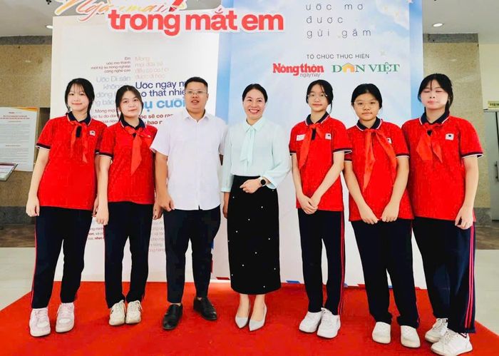 Cô và trò nhà trường đã giành nhiều giải thưởng tại các cuộc thi quốc gia, thành phố. Ảnh TA.