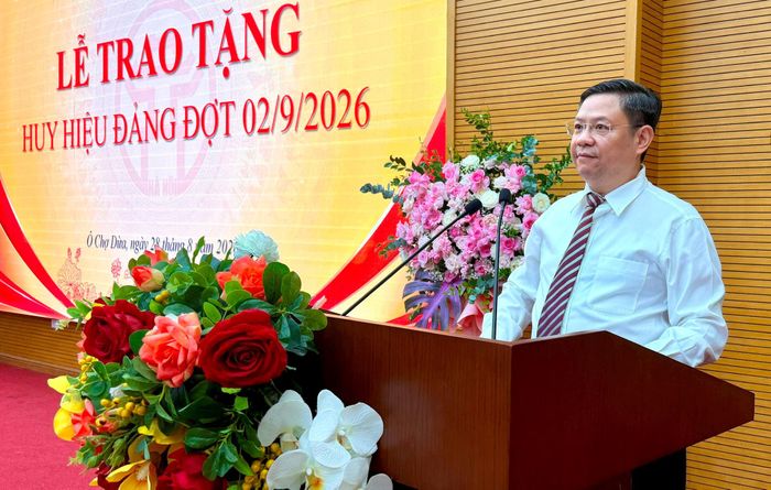 Bí thư Đảng ủy, Chủ tịch HĐND phường Ô Chợ Dừa Nguyễn Anh Quân phát biểu tại buổi lễ. Ảnh: H.Duy