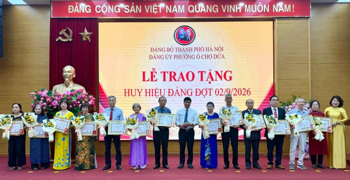 Các đồng chí lãnh đạo phường Ô Chợ Dừa trao Huy hiệu Đảng đợt 2-9-2026 tặng các đảng viên. Ảnh: H.Duy