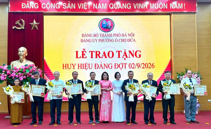 Các đồng chí lãnh đạo phường Ô Chợ Dừa trao Huy hiệu Đảng đợt 2-9-2026 tặng các đảng viên. Ảnh: H.Duy