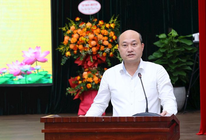 Ông Vũ Văn Huynh, Phó Tổng Giám đốc Công ty Cổ phần Khu công nghiệp Sài Gòn - Bắc Giang, đại diện Liên danh nhà đầu tư Dự án Khu nhà ở xã hội Tiên Dương 2 - phát biểu. Ảnh: Thanh Hà