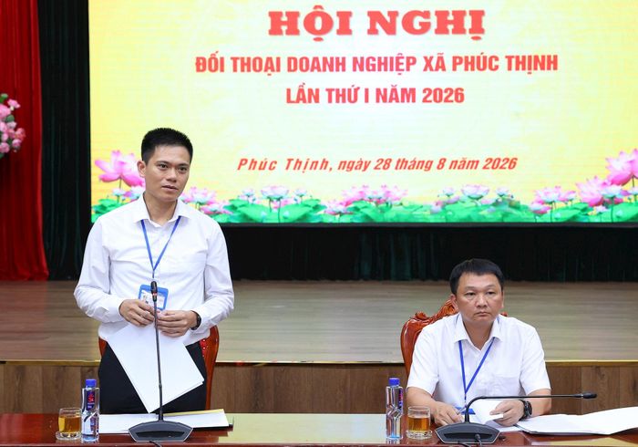 Lãnh đạo UBND xã Phúc Thịnh đối thoại với các doanh nghiệp. Ảnh: Thanh Hà
