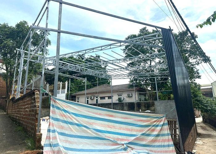 Công trình trên diện tích khoảng 400m² tại ngách 55/16 đường Lưu niệm Bác Hồ đang được dựng khung sắt. Ảnh: VT