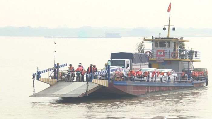 Những chuyến phà an toàn kết nối hai bờ vui. Ảnh: Đức Tuấn