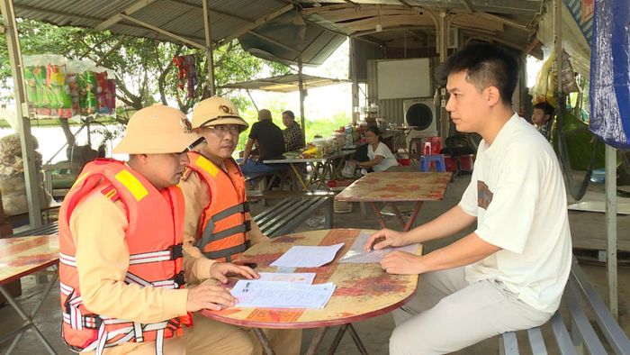 Yêu cầu các chủ bến, chủ phương tiện ký cam kết bảo đảm an toàn giao thông đường thuỷ. Ảnh: Đức Tuấn