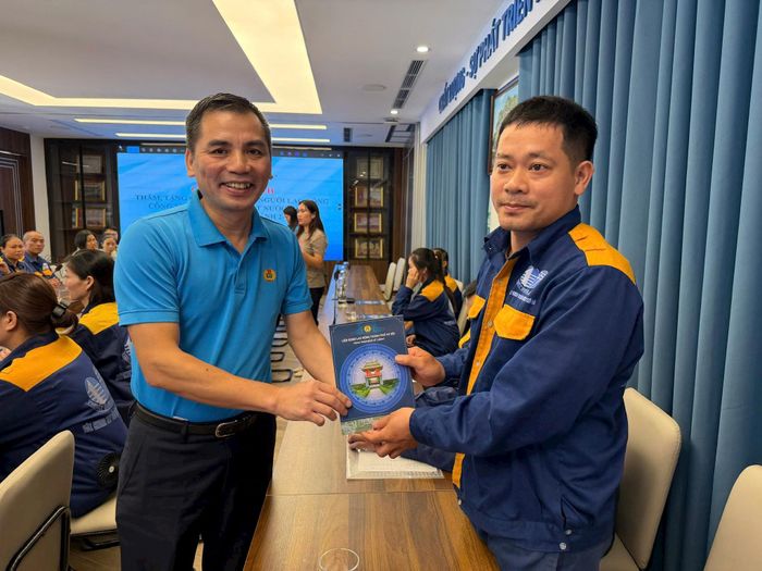 Phó Chủ tịch Thường trực Liên đoàn Lao động thành phố Hà Nội Lê Đình Hùng tặng quà công nhân làm nhiệm vụ trực lễ tại Công ty TNHH Một thành viên Thoát nước Hà Nội. Ảnh: N Ánh.