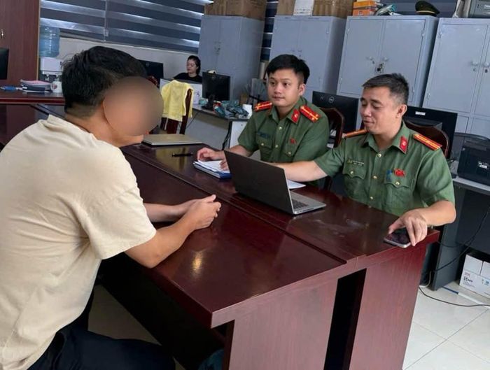 Cơ quan Công an làm việc với người vi phạm. Ảnh: Công an thành phố Hà Nội