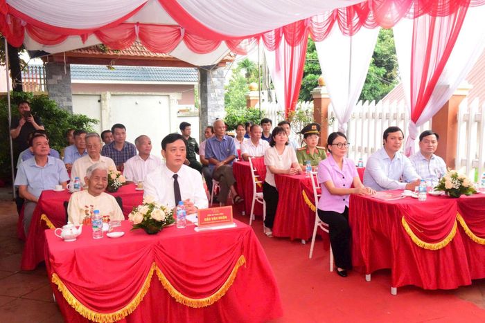 Các đại biểu tham dự Lễ trao Huy hiệu 80 năm tuổi Đảng tặng đồng chí Nguyễn Thị Thiềng. Ảnh: Hữu Thu