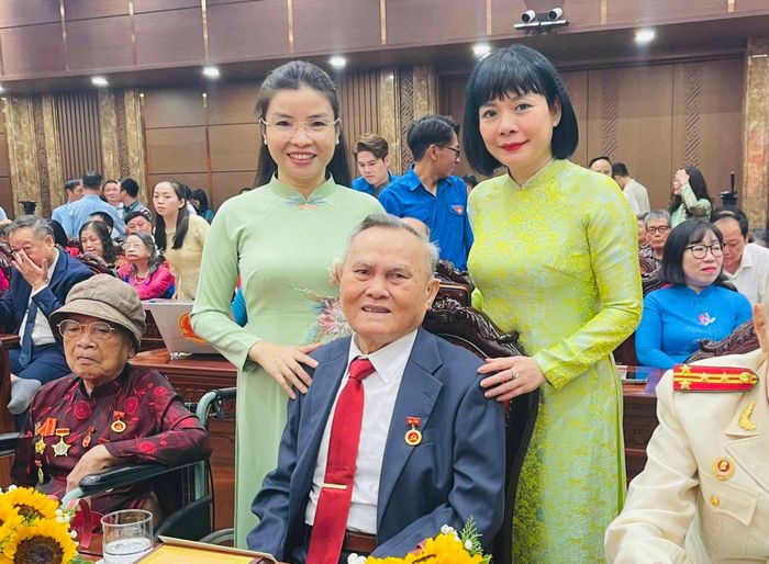 Đảng viên Phạm Sơn (sinh năm 1930, Chi bộ 14, Đảng bộ phường Khương Đình - ảnh phía trên) được trao tặng Huy hiệu 80 năm tuổi Đảng; đảng viên Lê Trung (sinh năm 1937, Chi bộ 5, Đảng bộ phường Khương Đình) được tặng Huy hiệu 70 năm tuổi Đảng đợt 2-9 tại Lễ trao tặng Huy hiệu Đảng do Thành ủy Hà Nội tổ chức ngày 26-8. Ảnh: KĐ