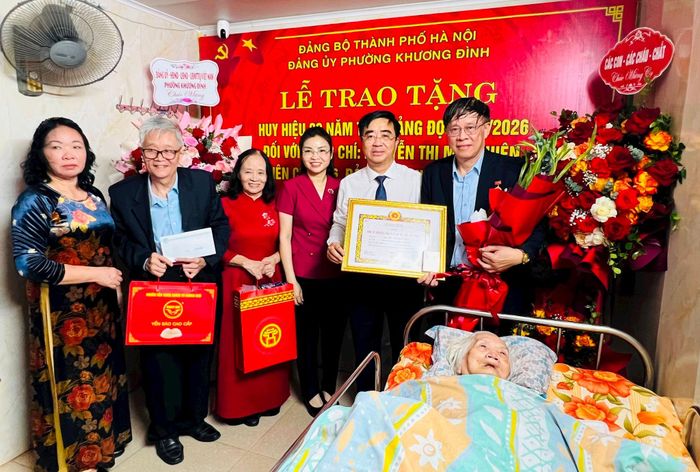 Phường Khương Đình tổ chức Lễ trao Huy hiệu 80 năm tuổi Đảng đợt 2-9 tặng đảng viên lão thành Nguyễn Thị Minh Hiên tại nhà riêng. Ảnh: KĐ