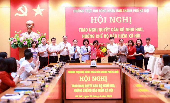 Các đồng chí lãnh đạo HĐND thành phố chúc mừng đồng chí Hồ Vân Nga. Ảnh: Văn Tuyến
