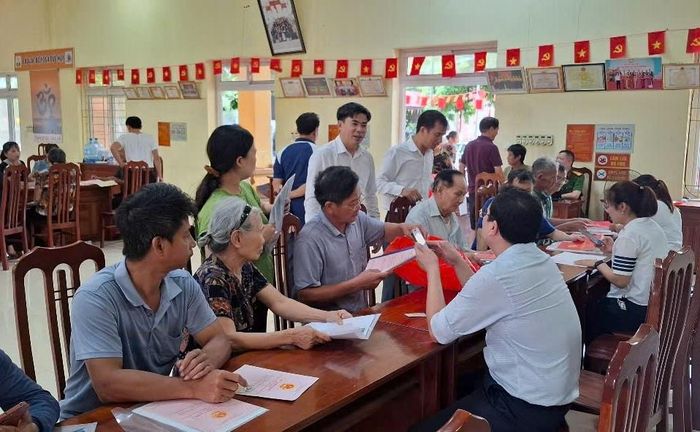Lãnh đạo xã Dương Hoà kiểm tra, động viên tổ công tác thực hiện Chiến dịch 45 ngày đêm làm sạch dữ liệu đất đai. Ảnh: HL