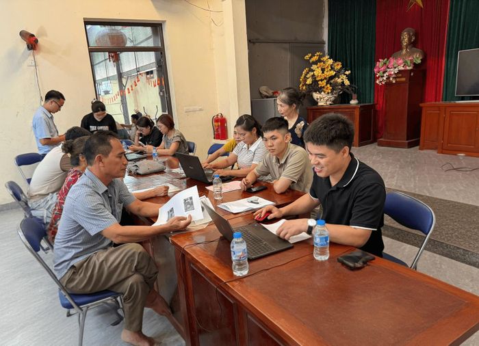 Lực lượng chức năng xã Hoài Đức về các thôn để làm sạch dữ liệu đất đai. Ảnh: HL