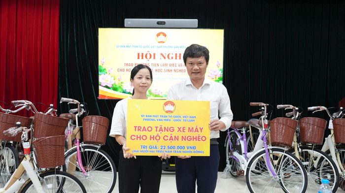 Phó Bí thư Đảng ủy, Chủ tịch UBND phường Văn Miếu - Quốc Tử Giám Hà Anh Tuấn trao xe máy hỗ trợ sinh kế cho hộ cận nghèo trên địa bàn. Ảnh: An Quyên