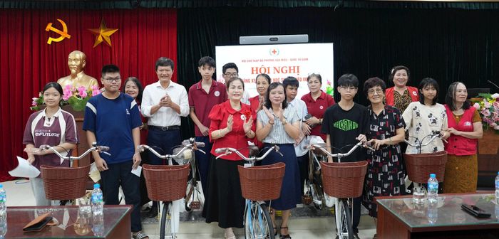 Lãnh đạo phường trao xe đạp tới các em học sinh vượt khó vươn lên trong học tập. Ảnh: An Quyên