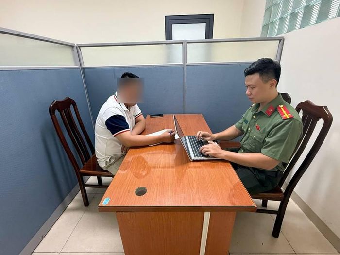 Lực lượng chức năng làm việc với T.H.N. Ảnh: Công an thành phố Hà Nội