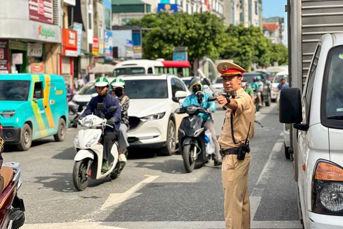 Các phương tiện đông bắt đầu từ giờ tan tầm. Ảnh: Đức Tuấn