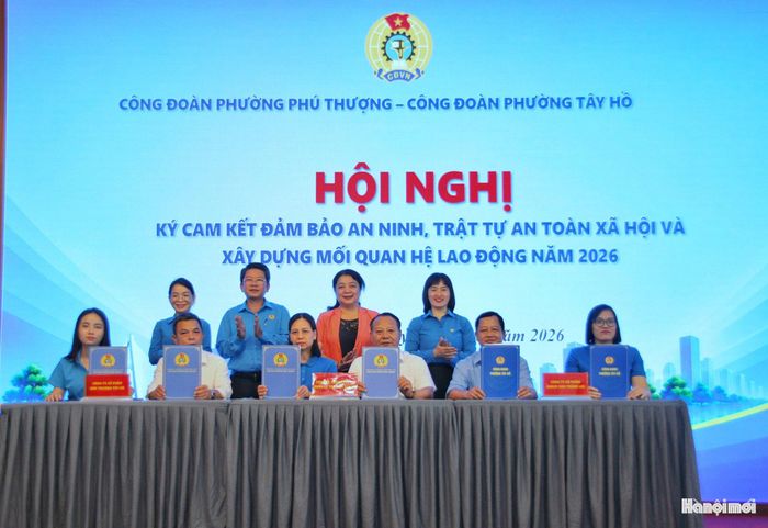 Công đoàn phường Phú Thượng và Tây Hồ ký kết chương trình phối hợp. Ảnh: Cao Kỳ
