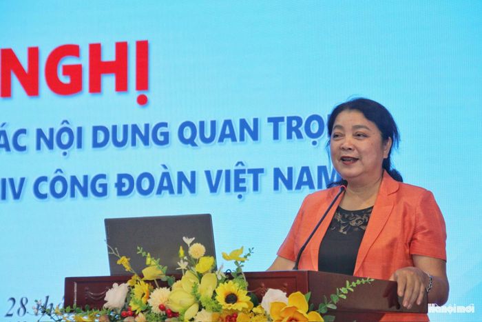 Phó Chủ tịch Liên đoàn Lao động thành phố Hà Nội Nguyễn Thị Thu Thủy làm báo cáo viên tại hội nghị. Ảnh: Cao Kỳ
