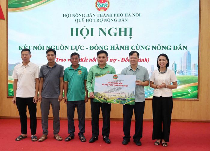 Lãnh đạo Hội Nông dân thành phố Hà Nội trao 3,5 tỷ đồng vốn vay Quỹ Hỗ trợ nông dân cho 35 hộ chăn nuôi bò sữa của xã Yên Bài . Ảnh: Hồng Phúc