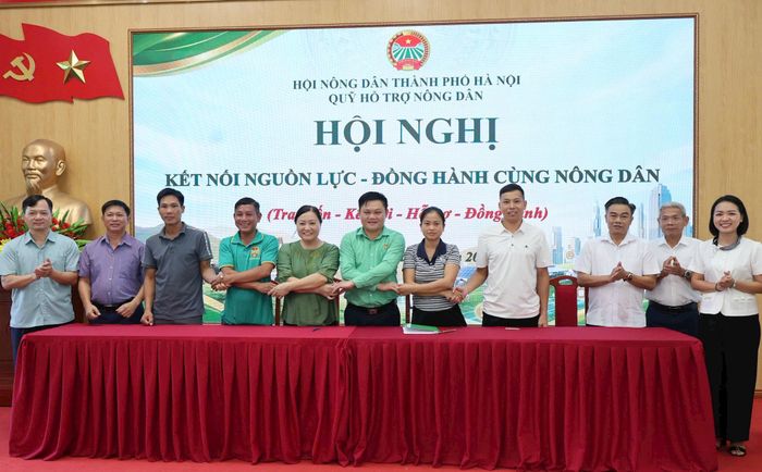 Hội Nông dân xã Yên Bài, Công ty Cổ phần Sữa nông trại Ba Vì và nhóm hội viên nông dân vay vốn cùng nhau phát triển kinh tế. Ảnh: Hồng Phúc.