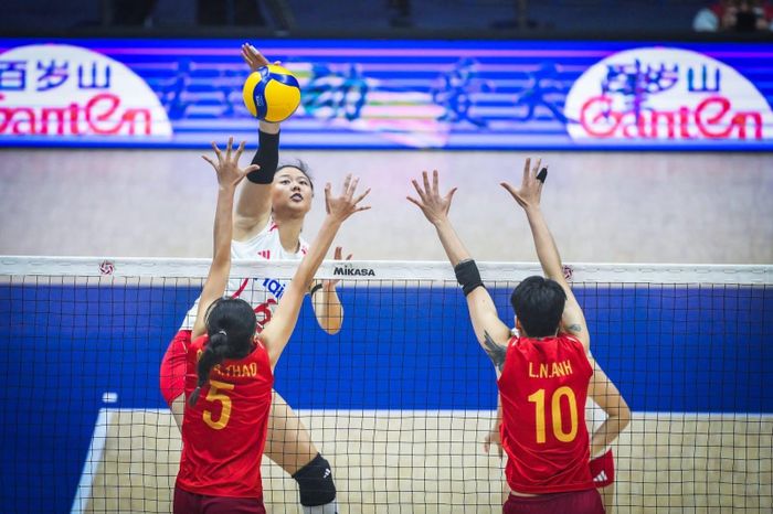 Trước đối thủ mạn, tuyển bóng chuyền nữ Việt Nam (áo đỏ) kiên cường chống đỡ các đợt tấn công từ đối thủ. Ảnh: VFV