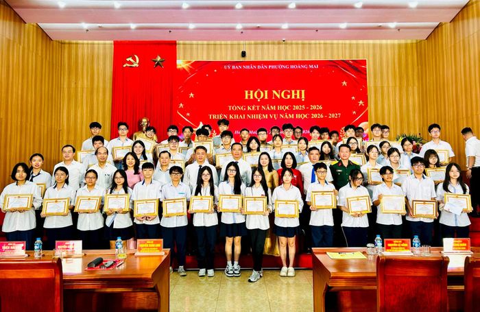 Lãnh đạo phường Hoàng Mai khen thưởng học sinh đạt thành tích xuất sắc trong học tập năm học 2025 - 2026. Ảnh: Trần Oanh