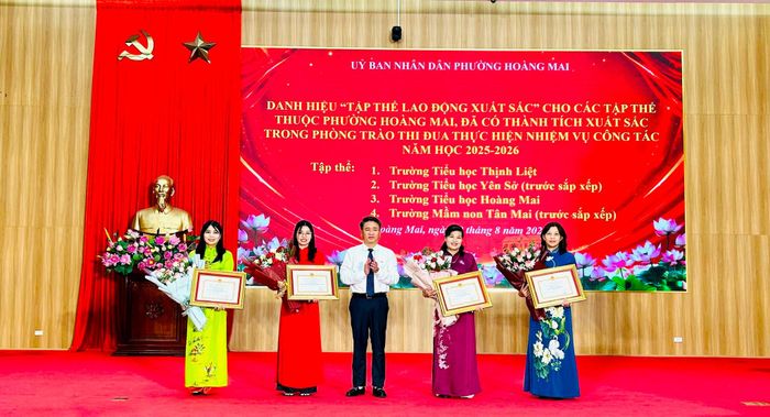 Phó Bí thư Thường trực Đảng ủy phường Hoàng Mai Nguyễn Công Hiệp trao danh hiệu “Tập thể lao động xuất sắc” cho 4 đơn vị. Ảnh: Trần Oanh