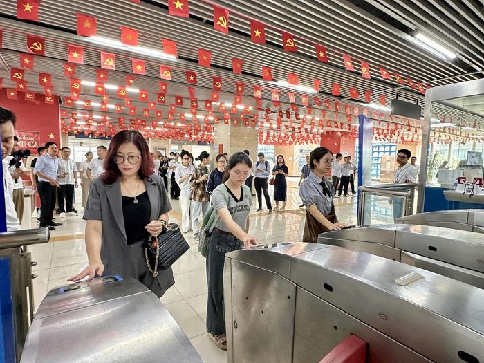 Hà Nội áp dụng vé điện tử liên thông giữa xe buýt và metro từ 1-9. Ảnh: Hanoi Metro