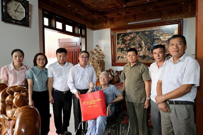 Chủ tịch UBND xã Tiến Thắng Nguyễn Minh Hải cùng đoàn công tác trao quà tri ân người có công nhân dịp 2-9. Ảnh PV
