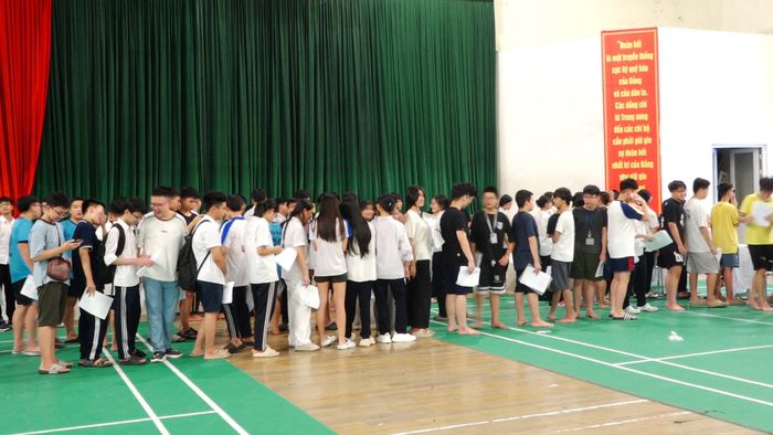 Gần 20.000 học sinh trên địa bàn phường Dương Nội được khám sức khỏe trước thềm năm học mới. Ảnh: Thu Oanh