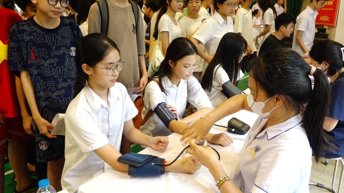 Toàn bộ học sinh tại các cơ sở giáo dục trên địa bàn phường Dương Nội được khám sức khỏe trước ngày khai giảng. Ảnh: Thu Oanh