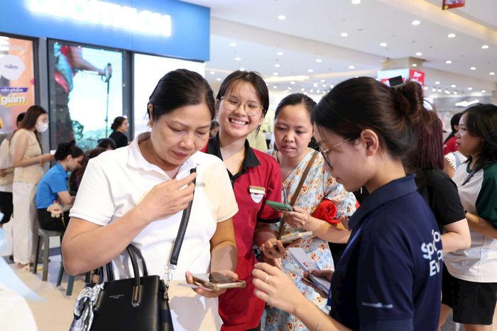 Đoàn viên, người lao động phường Việt Hưng tham gia chương trình trực tiếp. Ảnh: PV