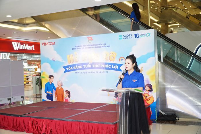 Bí thư Đoàn TNCS Hồ Chí Minh phường Phúc Lợi Bùi Thị Trà Vinh báo cáo tổng kết hè 2026. Ảnh: Nguyễn Bình