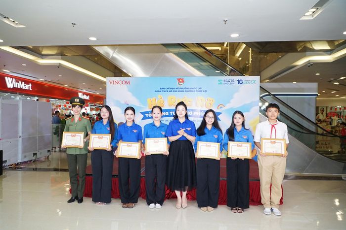 Tập thể, cá nhân có thành tích xuất sắc trong hoạt động hè năm 2026. Ảnh: Nguyễn Bình