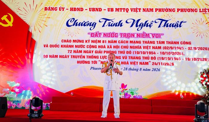 Ông Nguyễn Vĩnh Trân, hội viên Hội Cựu chiến binh phường Phương Liệt biểu diễn ca khúc “Tổ quốc gọi tên mình”. Ảnh: ND
