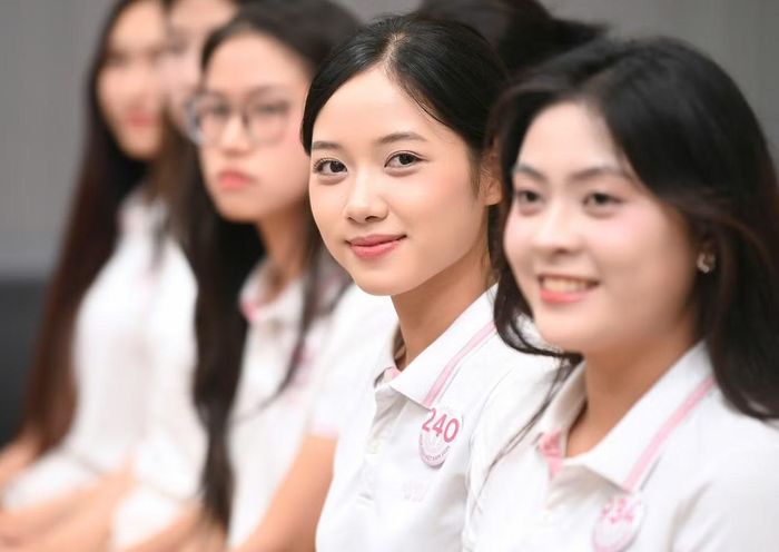 Với các thí sinh tham gia đấu trường sắc đẹp, ấn tượng ban đầu rất quan trọng. Họ thường xuyên xuất hiện tại các sự kiện, gặp gỡ công chúng, đối tác, khách mời, truyền thông.