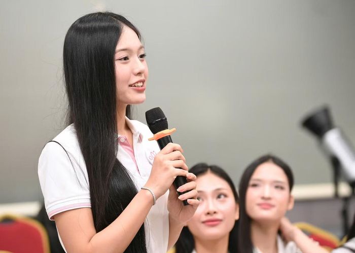 Ở một cuộc thi như Hoa hậu Việt Nam, nơi thí sinh không chỉ được đánh giá qua ngoại hình mà còn qua trí tuệ, văn hóa và tinh thần cống hiến, thí sinh cũng được đánh giá ở khả năng giao tiếp, ứng xử và hình ảnh trước công chúng. Những kỹ năng này trở thành một phần hành trang cần thiết cho các cô gái tỏa sáng.