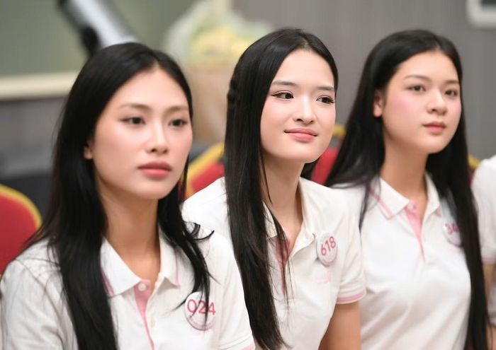 Một trong những nội dung đáng chú ý là phần tự giới thiệu. Thí sinh được học cách giới thiệu ngắn gọn nhưng tạo thiện cảm ngay từ giây phút đầu tiên.