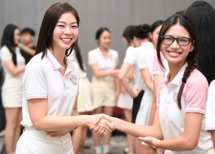 Cô giáo Đào Hà xuất phát từ trải nghiệm riêng ở Hoa hậu Việt Nam cũng thiết kế giáo án hấp dẫn và thiết thực. Người đẹp chỉ dẫn các cô gái nắm bắt nghi thức bắt tay, kỹ năng xác định khi nào nên chủ động, tư thế, khoảng cách và những lỗi thường gặp khi bắt tay người đối diện.