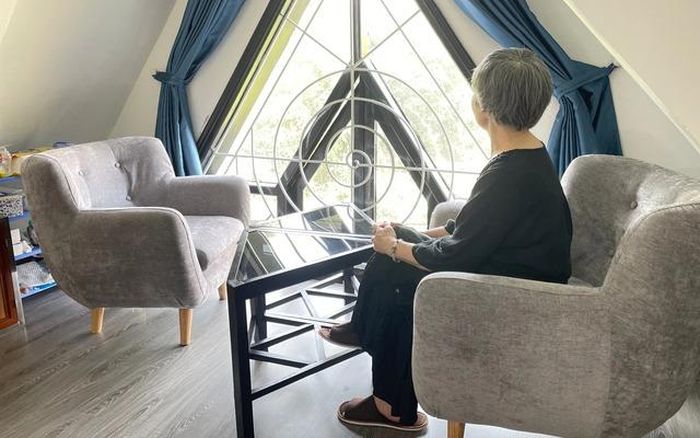 Bà từng cho rằng chỉ cần có tiền, tuổi già sẽ không phải lo lắng. Nhưng đến khi thật sự nằm trên giường bệnh, bà mới hiểu một cuộc sống đầy đủ vật chất vẫn có thể rất cô đơn. Ảnh minh họa