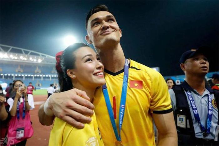 Thủ môn Lê Giang Patrik đã khiến khán giả bất ngờ khi ngay sau khi trận chung kết ASEAN Cup 2026 kết thúc, anh đã tìm Á hậu Hoàng Oanh và trao cho cô cái ôm thân mật. Việc làm này đã khiến khán giả càng tò mò về người đẹp.