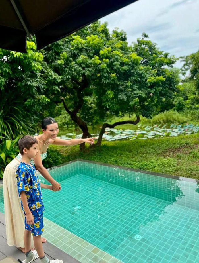 Bên cạnh công việc, Á hậu cũng chú trọng xây dựng không gian sống ổn định cho gia đình. Năm 2025, cô hoàn thiện ngôi nhà mới với mong muốn bố mẹ có nơi ở tốt hơn, đồng thời tạo môi trường sống thuận tiện cho hai mẹ con.